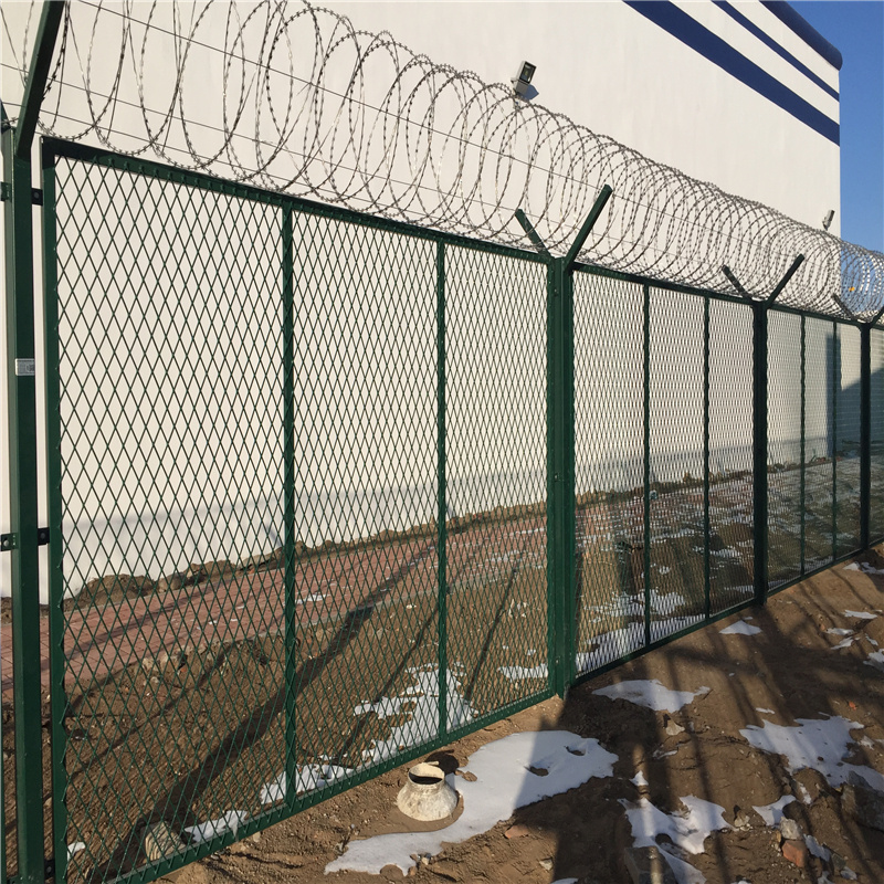  監(jiān)獄鋼板網(wǎng)式隔離網(wǎng)圖片4