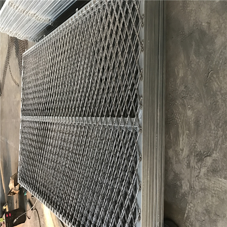 上海焊接式菱形刀刺刺網(wǎng)圖片1