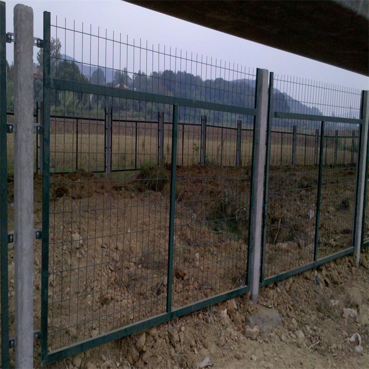  高速鐵路橋下防護(hù)柵欄圖片2