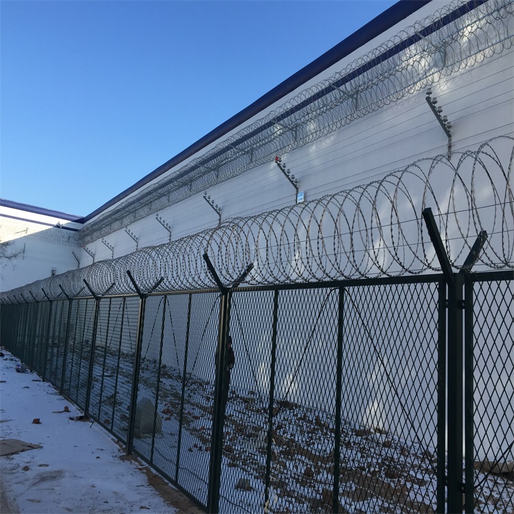 鋼板網(wǎng)護(hù)欄圖片1