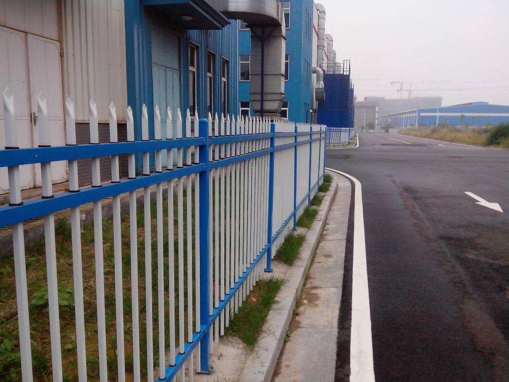 上海鋅鋼道路護(hù)欄圖片1