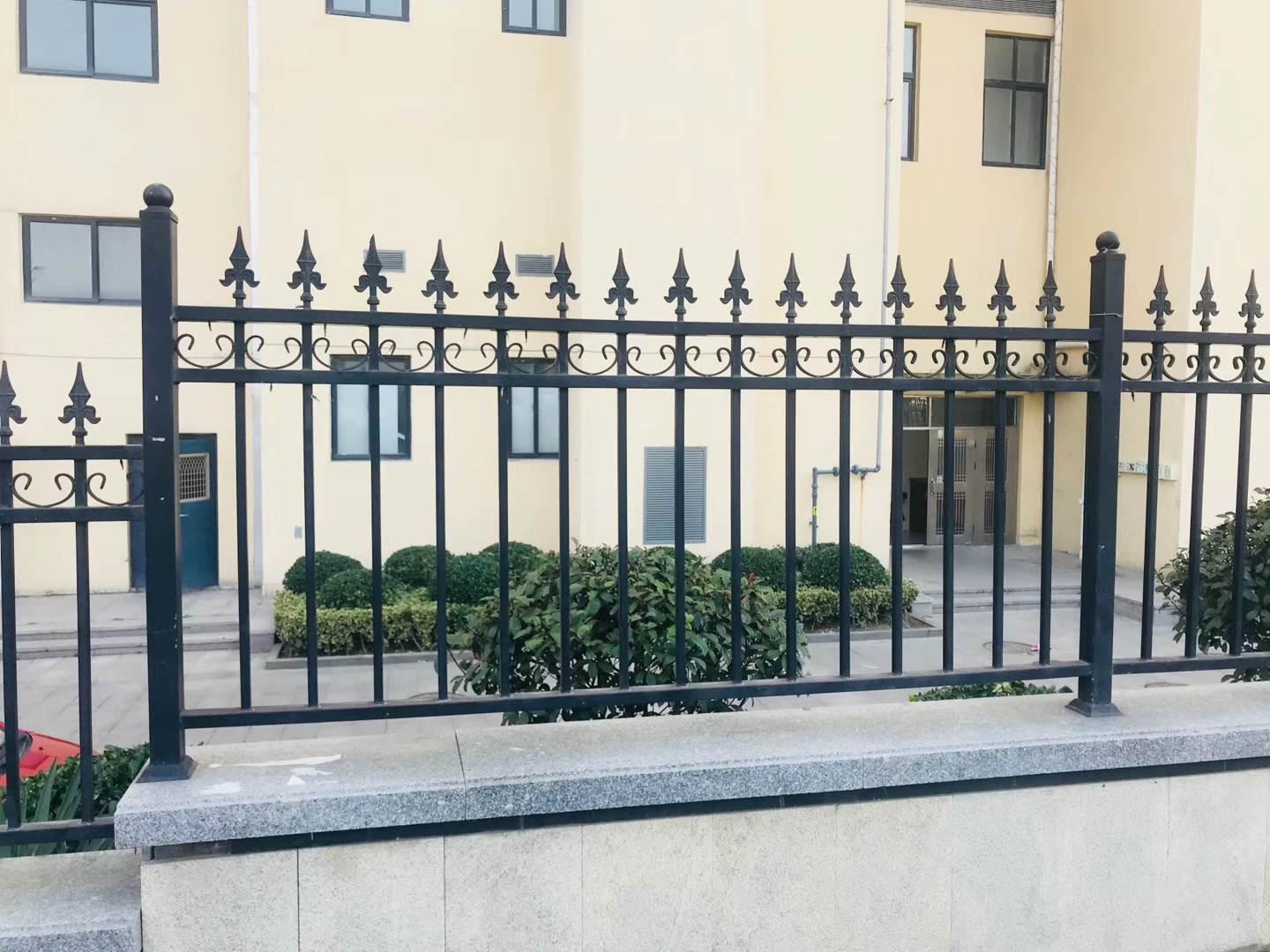 上海鋅鋼道路護(hù)欄圖片3