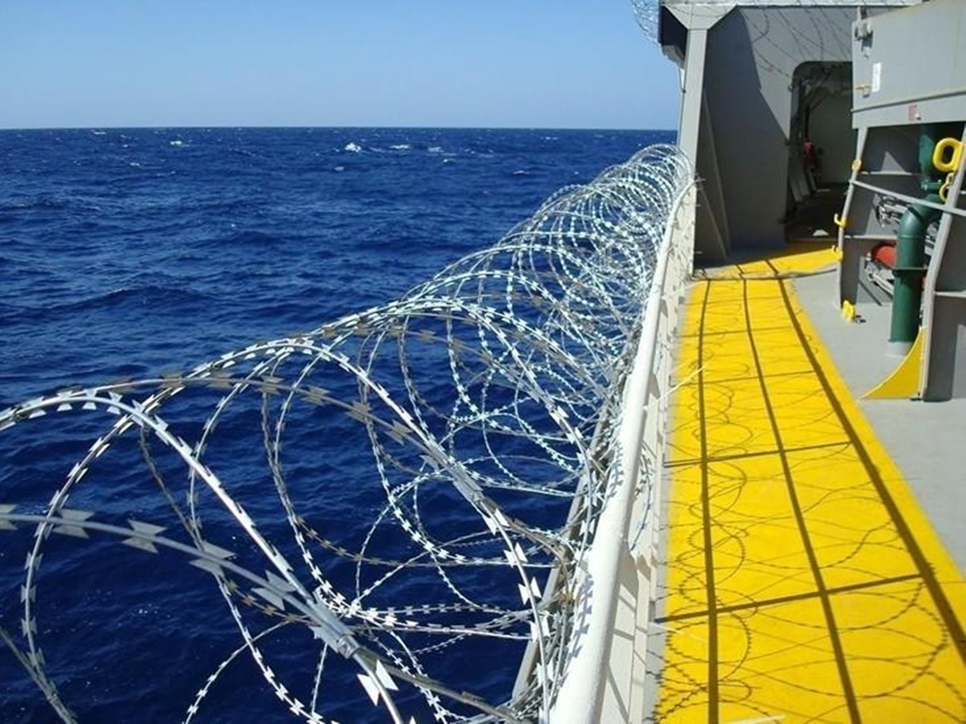 上海蛇腹式刀刺網(wǎng)鋼網(wǎng)墻圖片3