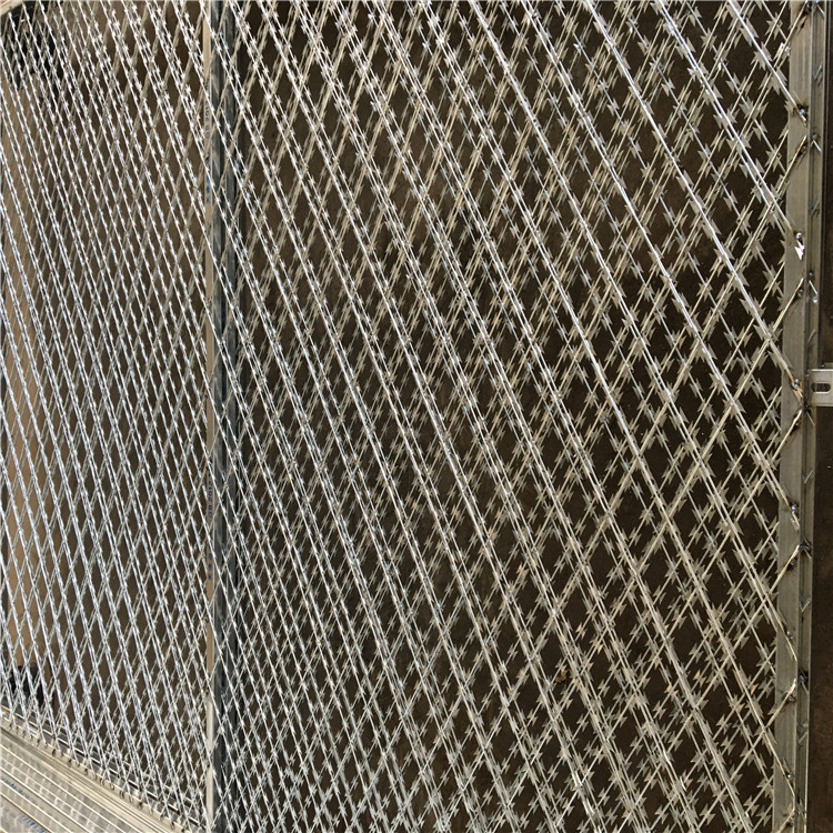 不銹鋼菱形孔焊接刀刺隔離網(wǎng)